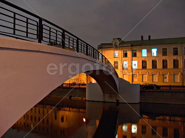                   Московских окон свет вечерний             