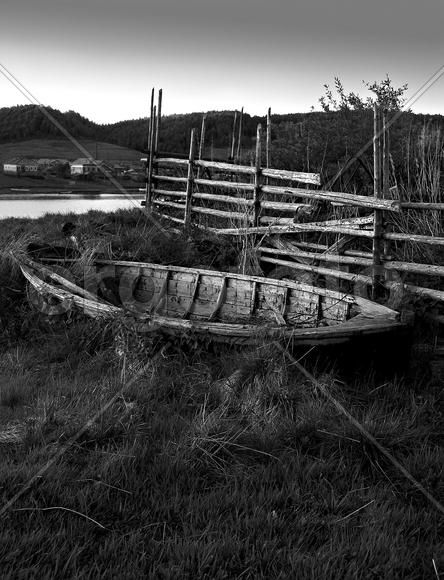         Лодки как скамейки, мы давно уже на берегу                     