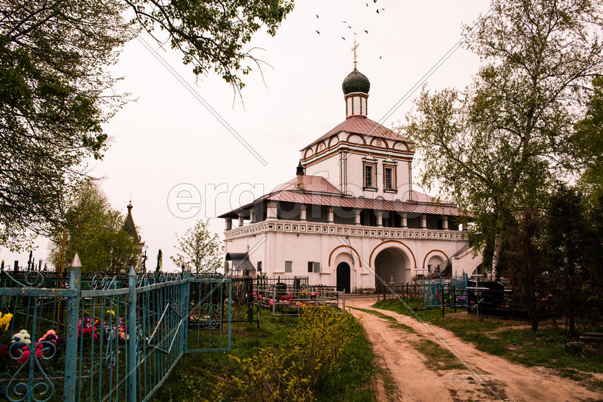 Храм и кладбище