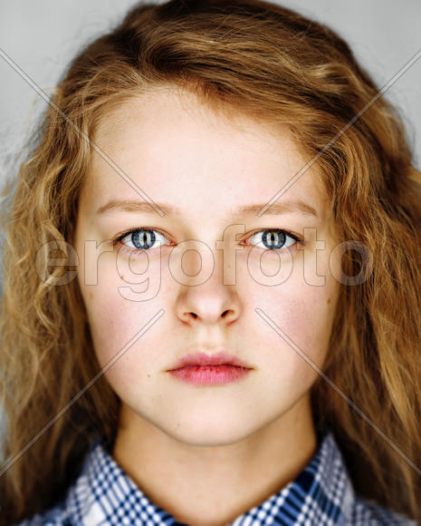 подросток с вьющимися волосами