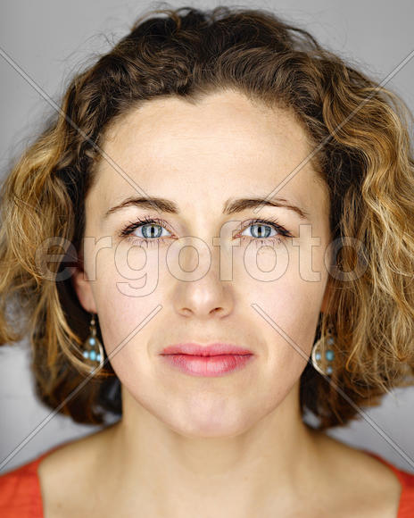 портрет девушки с голубыми глазами и вьющимися волосами средней длины