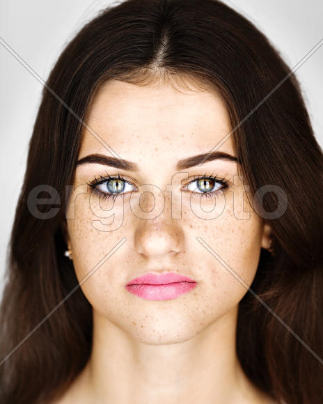 шатенка с голубыми глазами и веснушками
