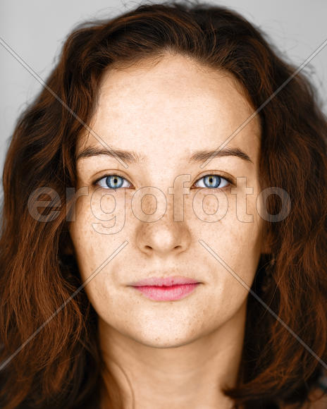 Девушка с каштановыми волосами