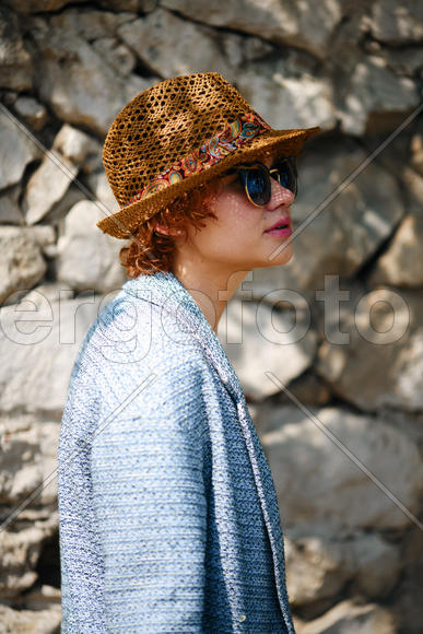 девушка в шляпе и очках