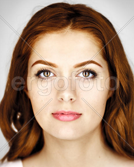 кареглазая девушка с рыжими волосами