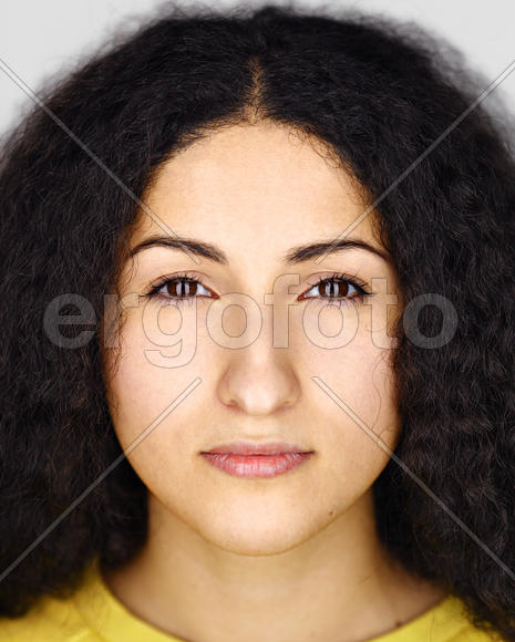 кареглазая брюнетка