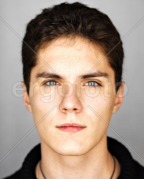 молодой человек с серыми глазами
