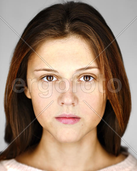 спокойная девушка с рыжими волосами