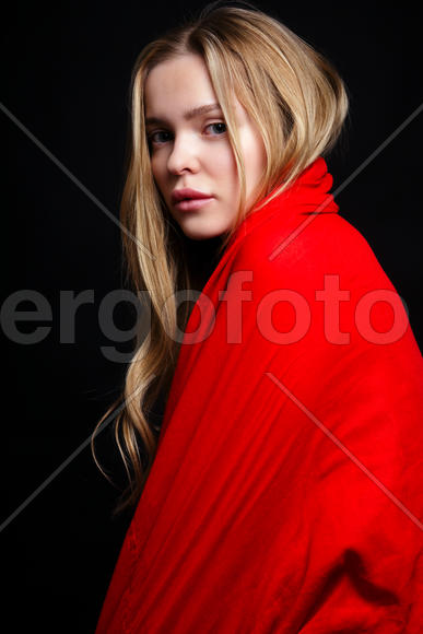 Девушка со светлыми волосами в красном