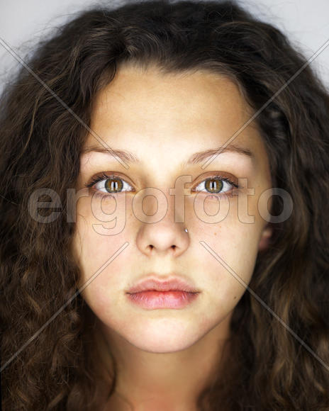 девушка с пирсингом в носу