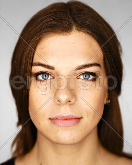 шатенка с голубыми глазами