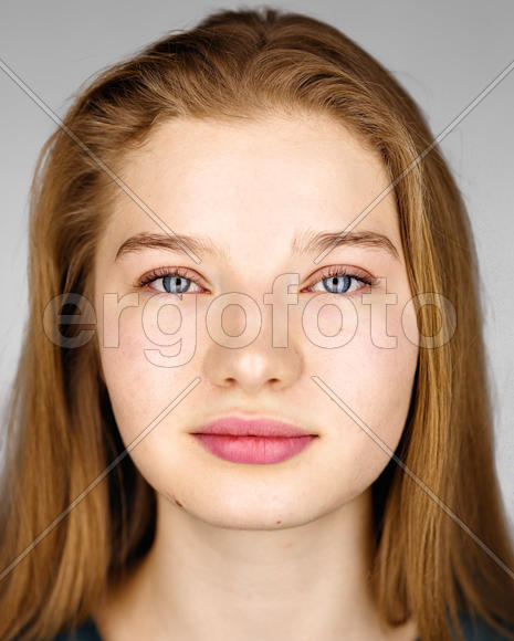 блондинка с голубыми глазами