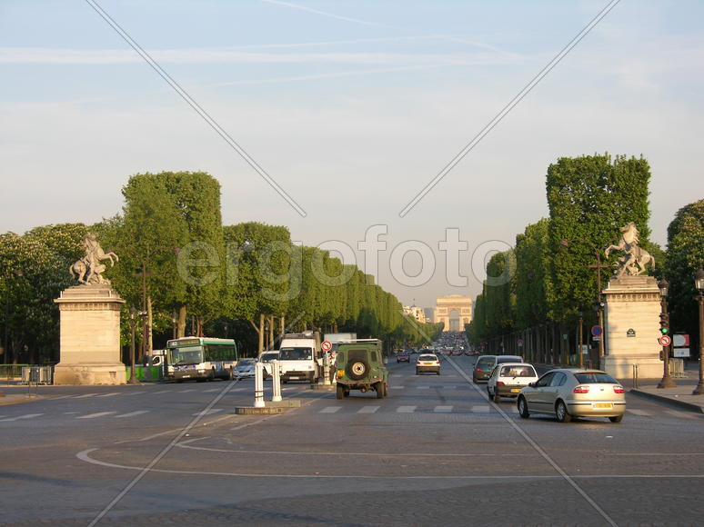 Франция, Париж, Площадь Конкорд, май, утро