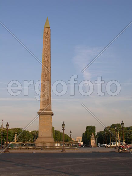 Франция, Париж, Площадь Конкорд, май, утро