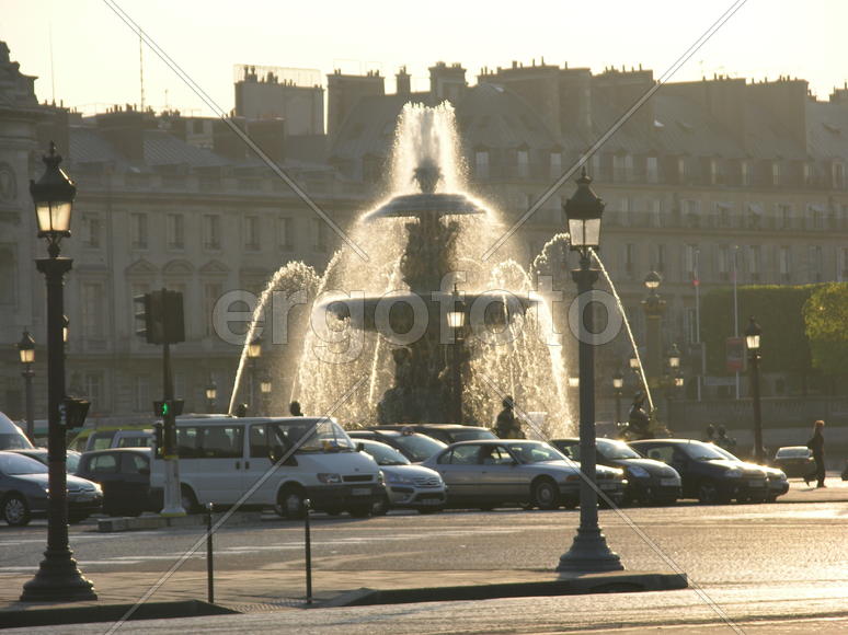 Франция, Париж, Площадь Конкорд,Фонтан, май, утро