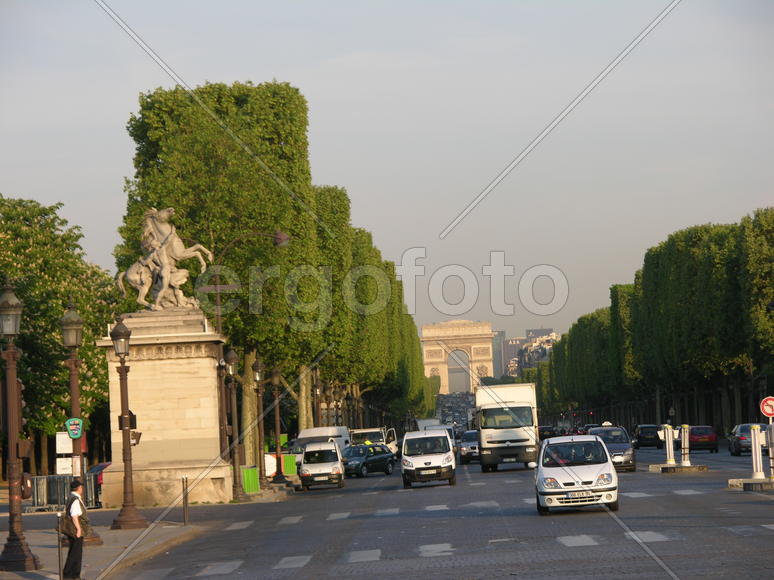 Франция, Париж, Площадь Конкорд,Елисейские Поля май, утро