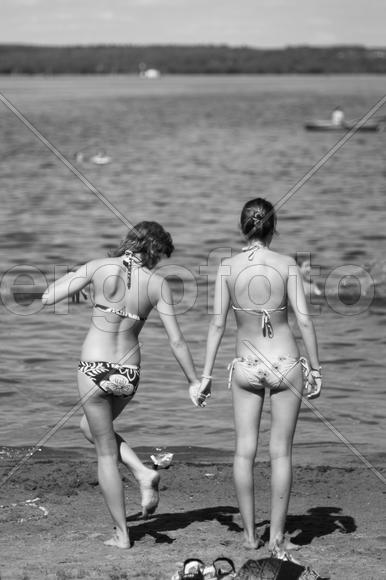 Купание двух девушек