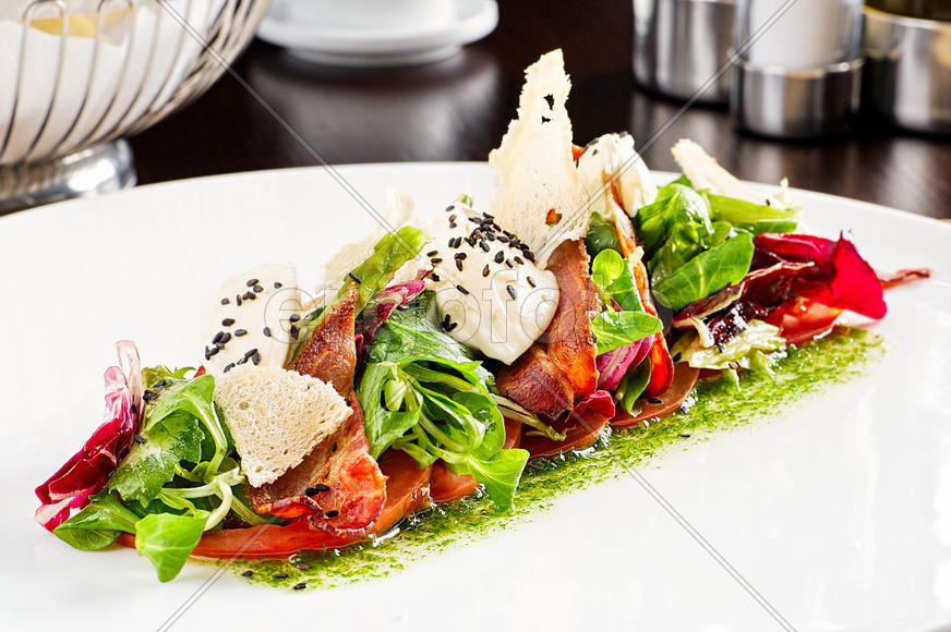 салат с грудинкой и овощами