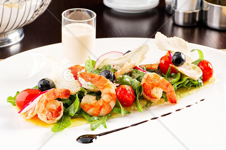 салат с креветками и свежими овощами