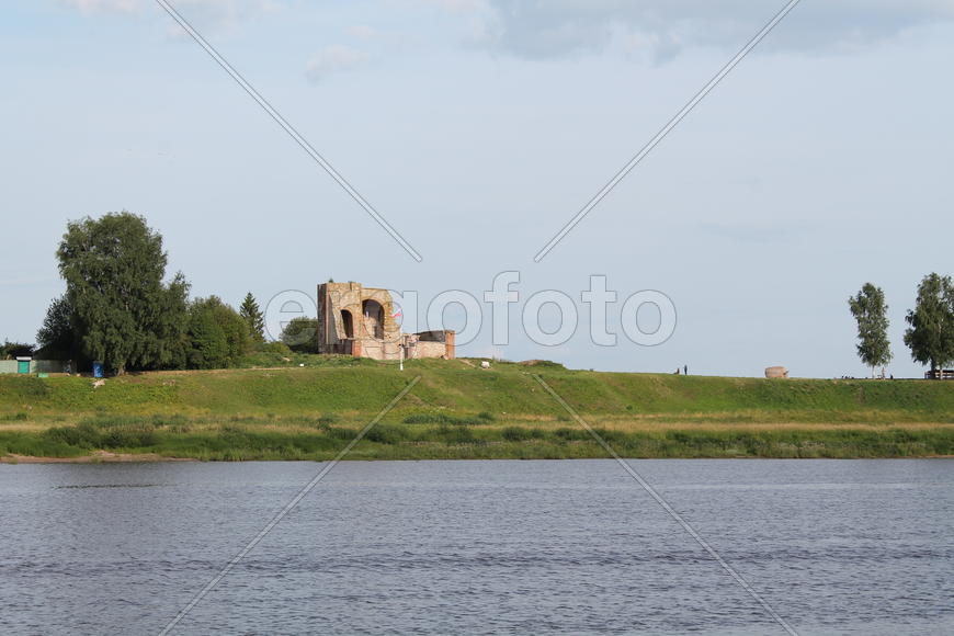 Вид на поле с реки