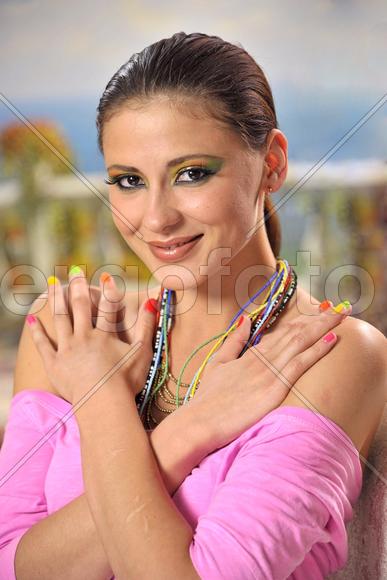 портрет девушки с ярким макияжем