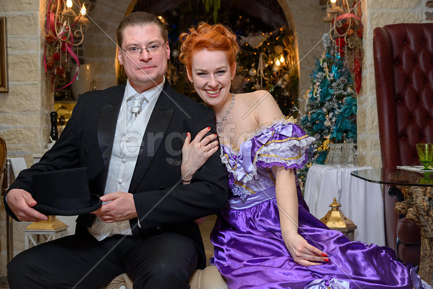 супружеская чета в классических нарядах 