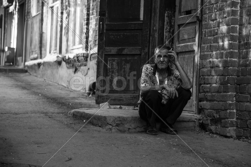 Старик у дома