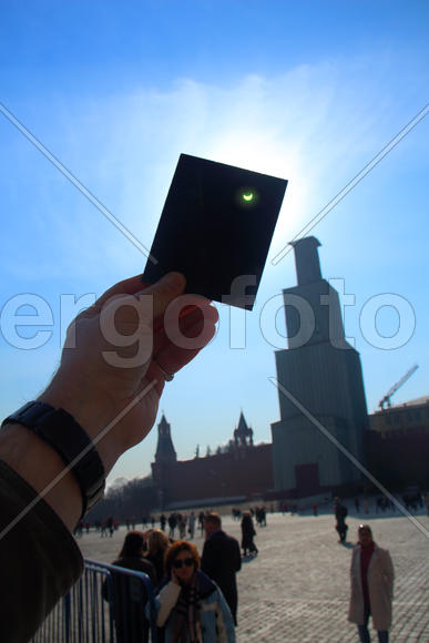 Человек видит солнечное затмение