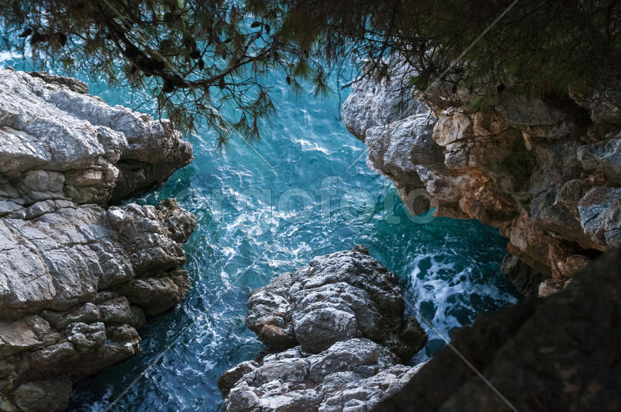 Скалистый берег вид сверху