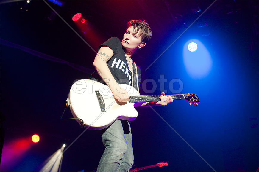 Диана Арбенина на сцене с гитарой