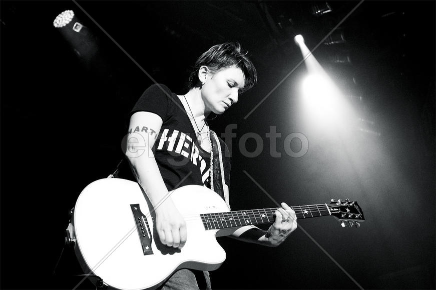 Диана Арбенина на сцене с гитарой