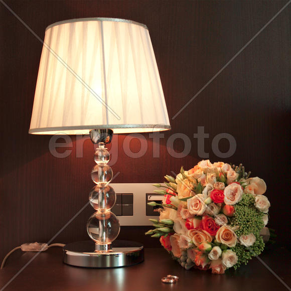 Обручальные кольца и букет невесты