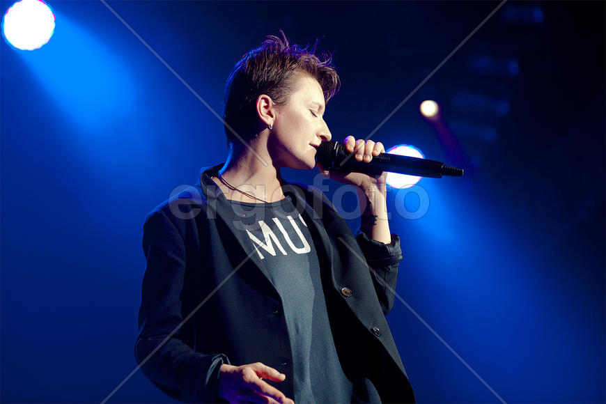 Диана Арбенина на сцене с гитарой