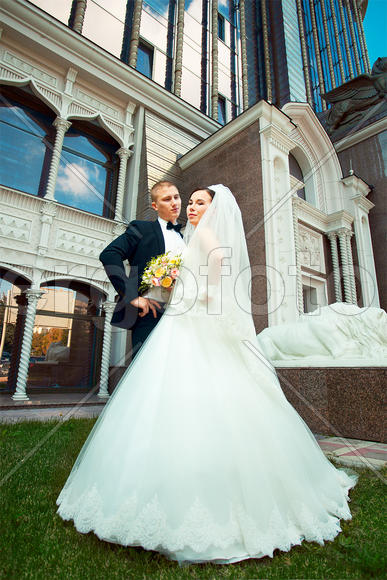 Жених и невеста у небоскреба