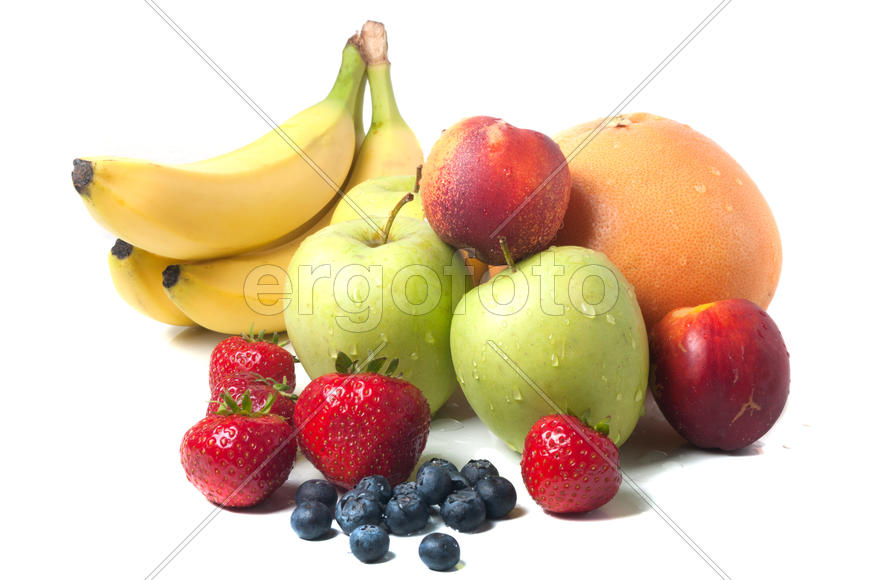 Фрукты на белом фоне