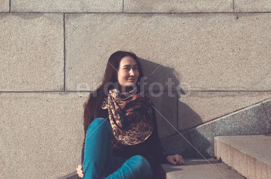 Портрет девушки на лестнице.