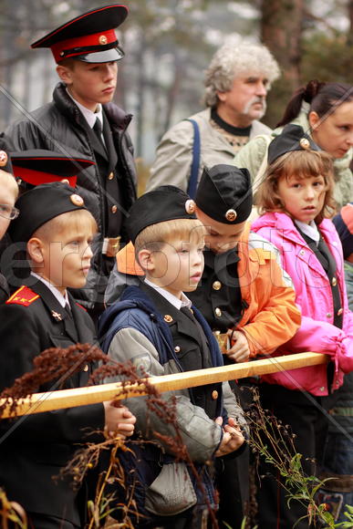 дети и взрослые наблюдают за сражением
