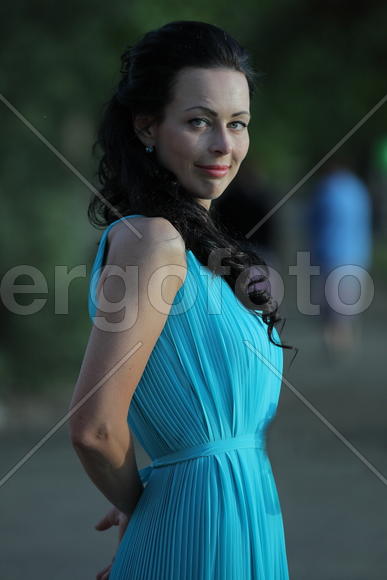 Портрет брюнетки в голубом платье.