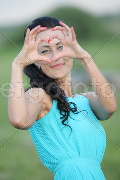 Портрет брюнетки