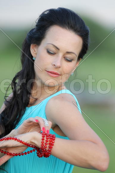 портрет брюнетки с бусами