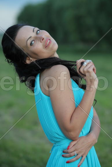 Портрет брюнетки в голубом платье.