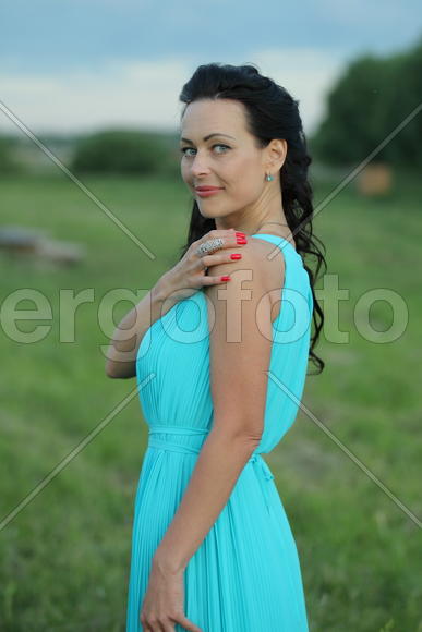 Портрет брюнетки в голубом платье.