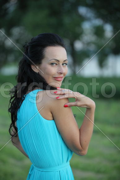 Портрет брюнетки в голубом платье.