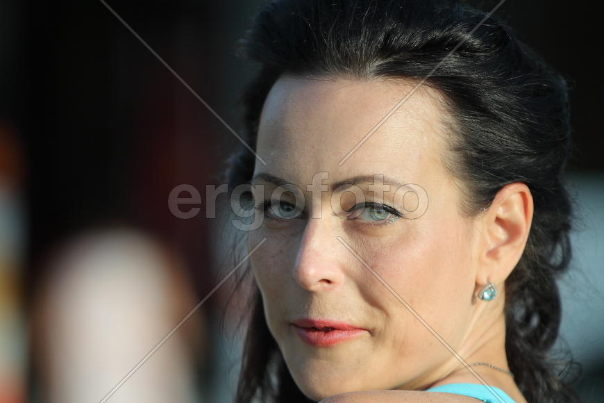 Портрет брюнетки в голубом платье.