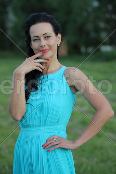 Потрет брюнетки в голубом платье.