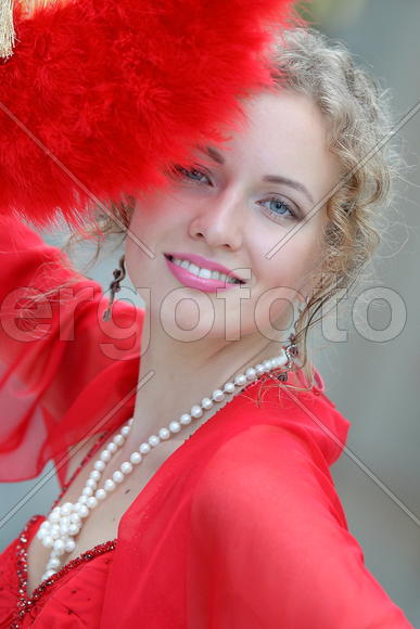 Блондинка с веером в красном