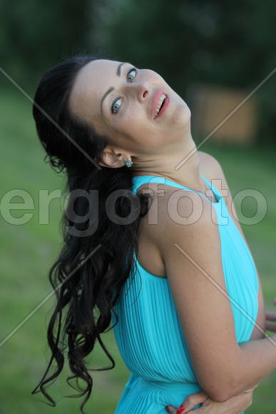 Портрет брюнетки в голубом платье.