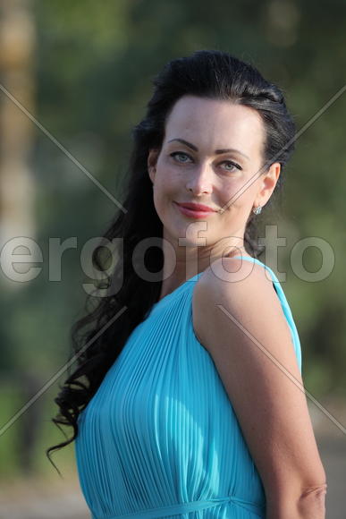 Портрет брюнетки в голубом платье.