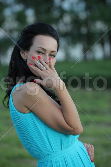 Портрет брюнетки в голубом платье.