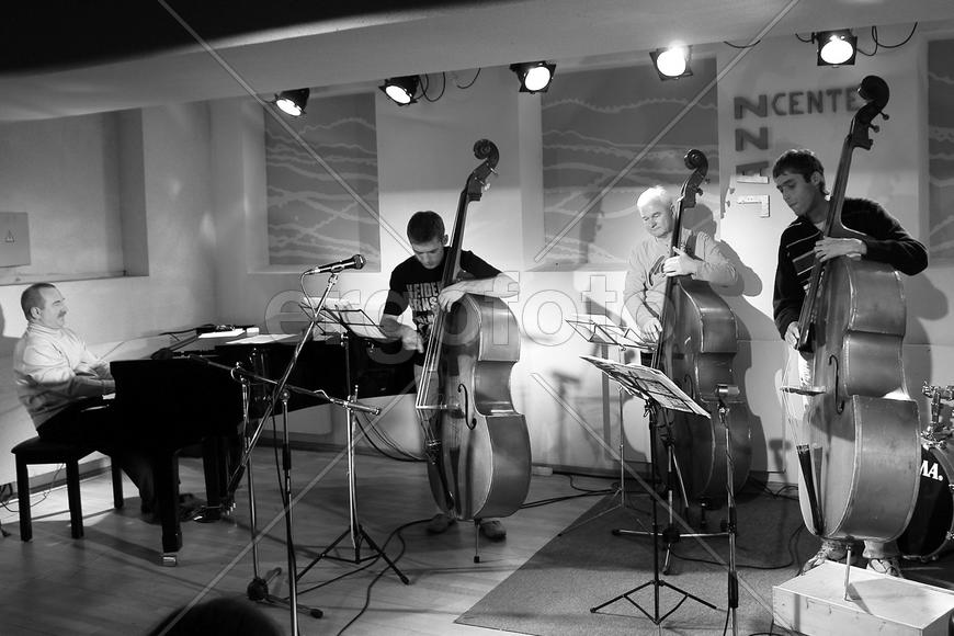 Три контрабаса